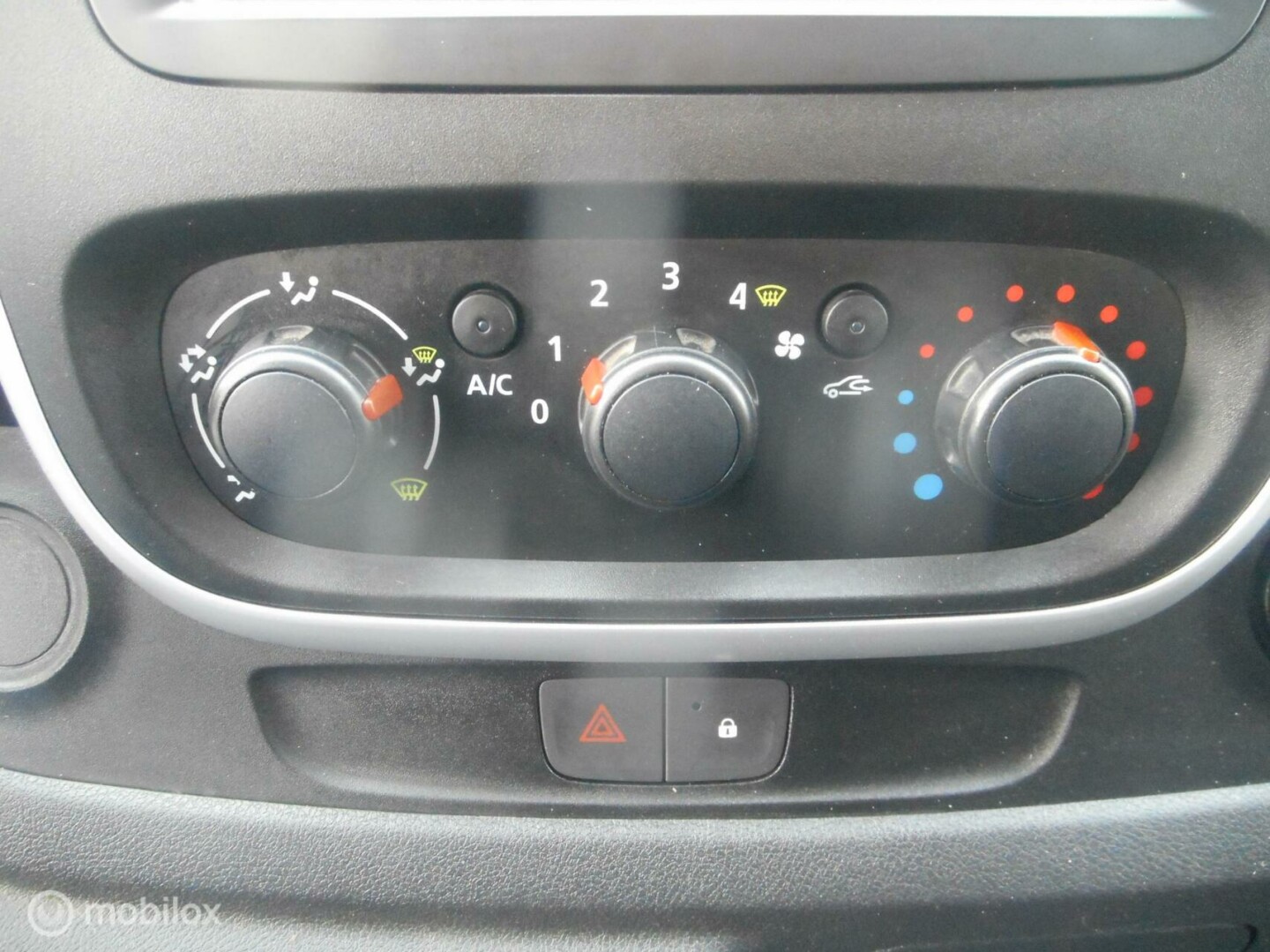 Renault-Trafic-12