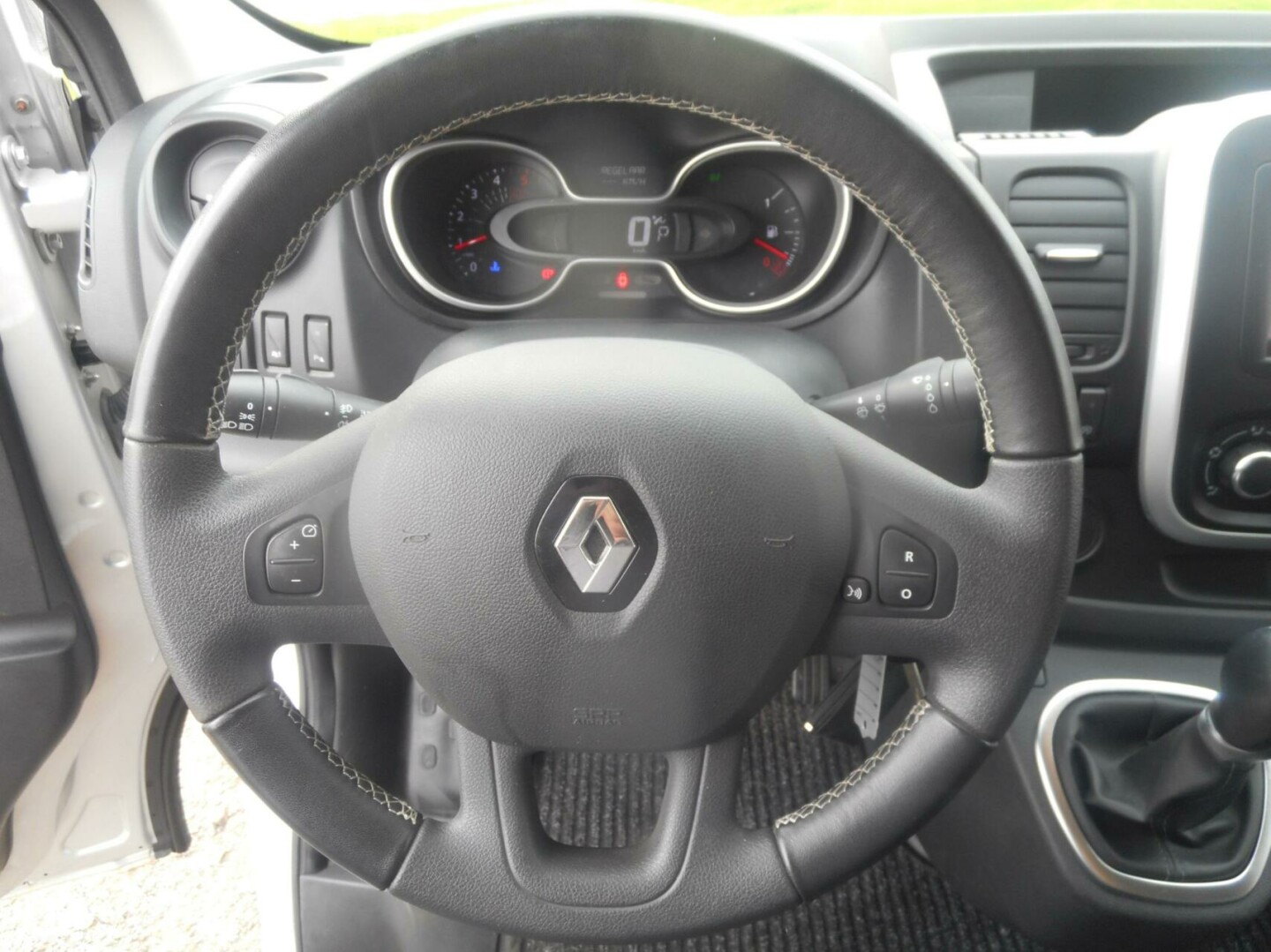 Renault-Trafic-15
