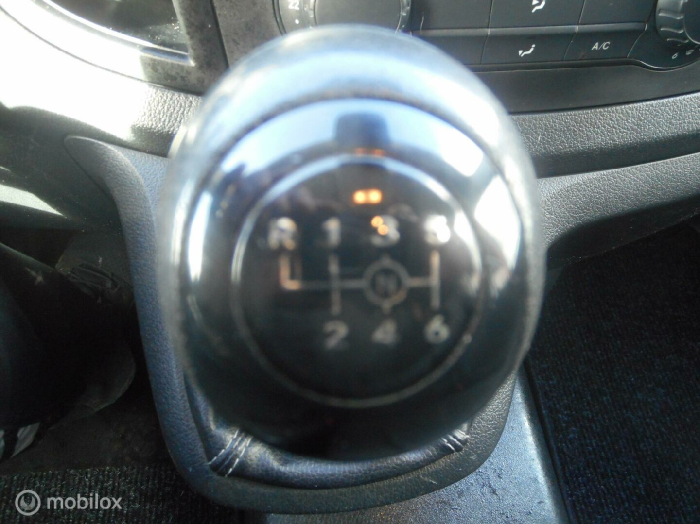 Mercedes-Benz-Vito-12