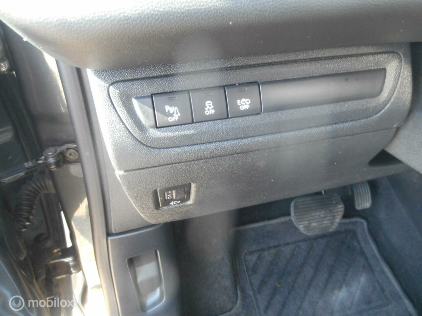 Peugeot-208-13