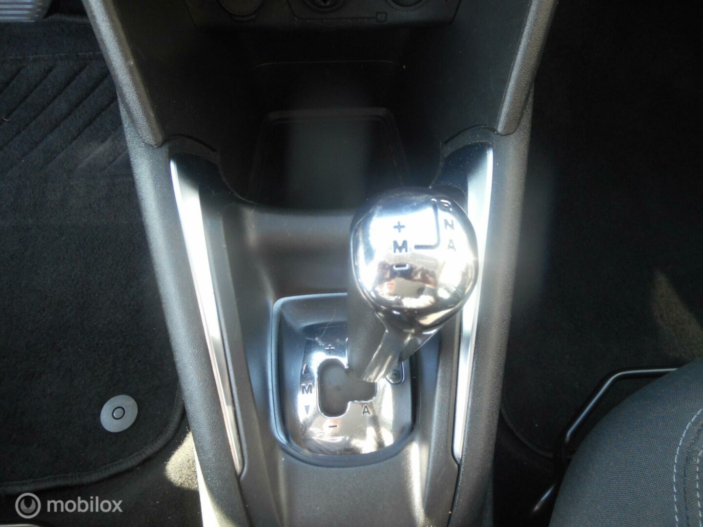 Peugeot-208-16